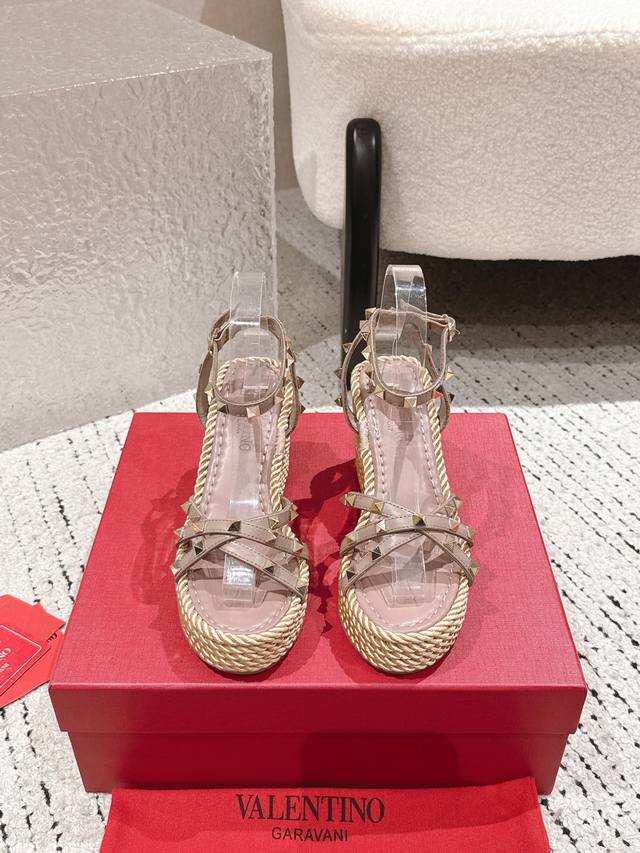 Valentino's high-end new studded hemp rope woven wedge sandals. Simple and versa