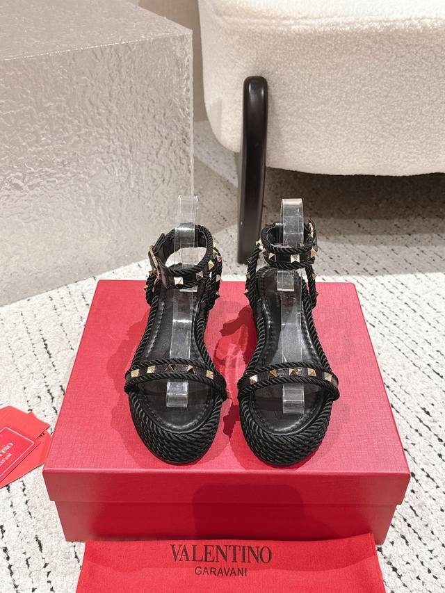 Valentino's high-end new rivet-studded hemp rope woven wedge sandals. Simple and