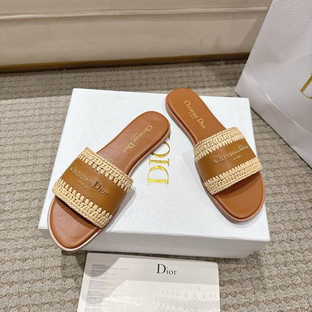 Purchasing agent level! The D-Lane is a signature Dior style with a timeless loo