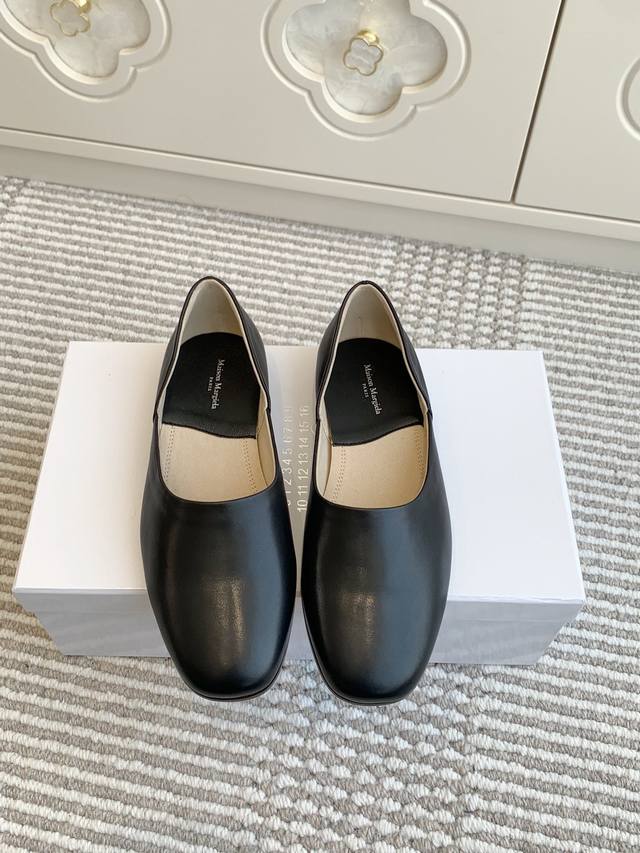 Mm6 Margiela 2025Ss early summer new arrival. These superb flat slip-on ballet f