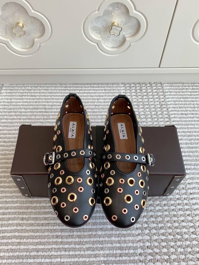 Alaiains's hot-selling, fashionable must-have riveted hollow ballet flats. Popul