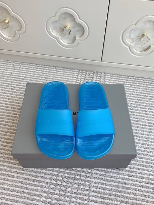 Balenciaga couple's new Pool Crocs jelly shoes. These thick-soled, one-piece rub