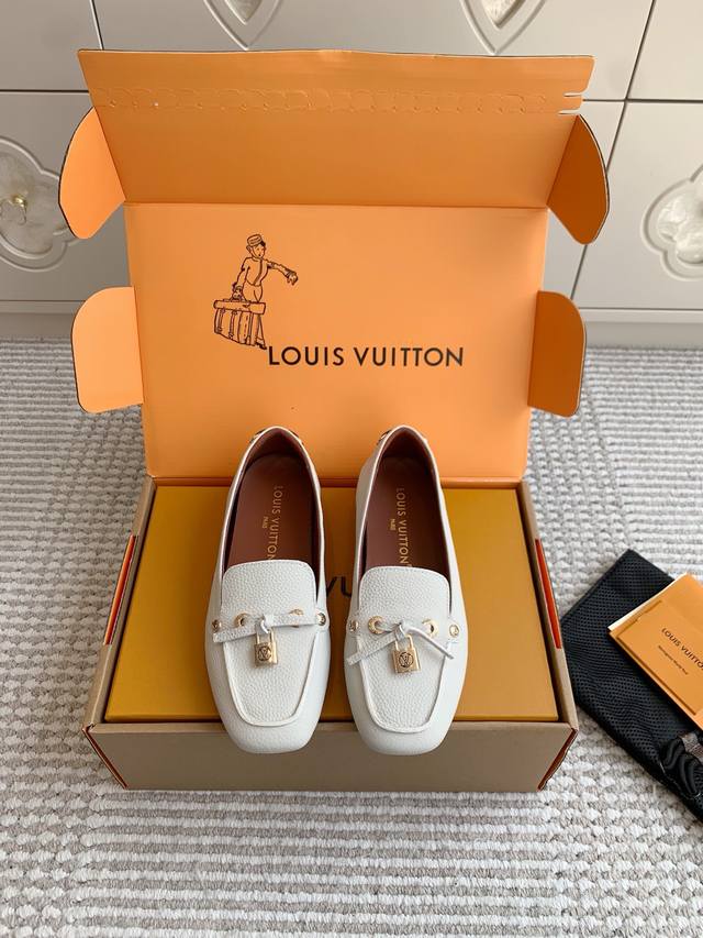 Original box. Louis Vuiton 25Ss new Flore lock-fastening square-toe loafer. The