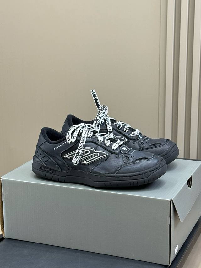 Women's 520 Men's Balenciaga's latest Hamptons series couple's style damaged and