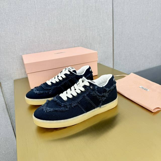 Miumiu new spring and summer canvas shoes are 1:1 developed from the original, a