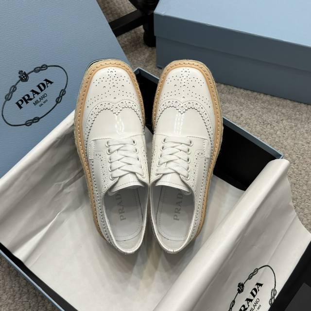 Purchase-level Prada 25Ss latest thick-soled lace-up perforated brogues, origina