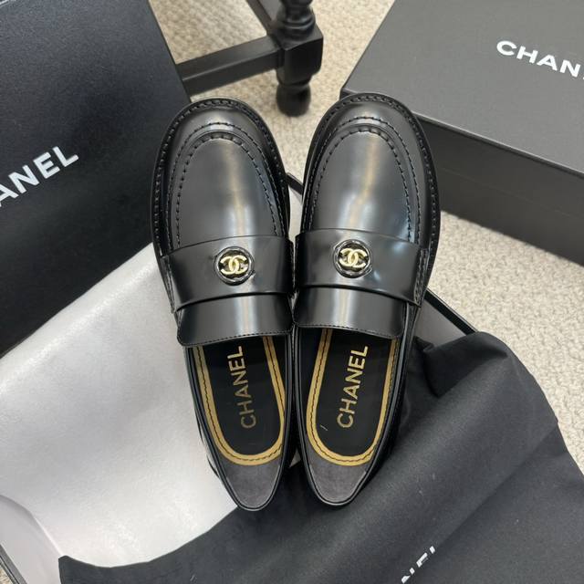 Zp grade, Chanel's new hollow logo loafers with double C cutouts on the front an
