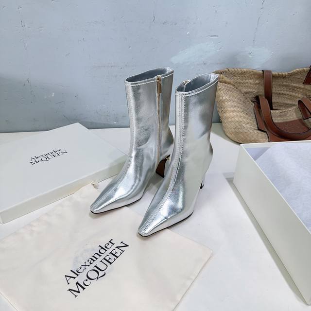High-quality factory boots! Niche fashion brand Alexander McQueen's new minimali
