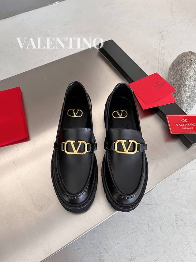 Valentino. Valentino's latest collection of V-neck shoes with fire-rivet metal e