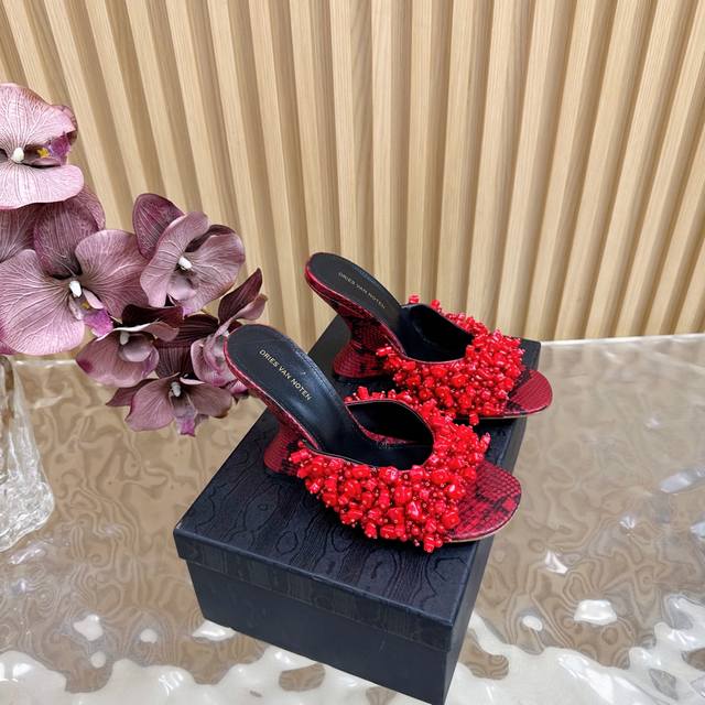 Spring and Summer new models are on sale simultaneously at the counter. Dries Vo