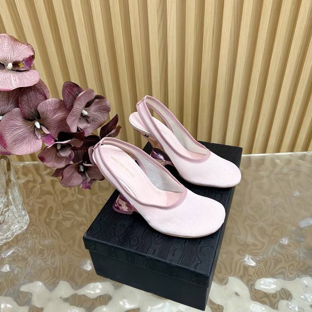 Spring/Summer new models are on sale simultaneously at the counter. Dries Von No