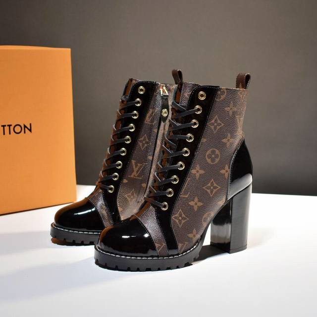 Louis Vuitton Lo.Uis Vu.Itton classic high-heeled Martin boots, a popular item t