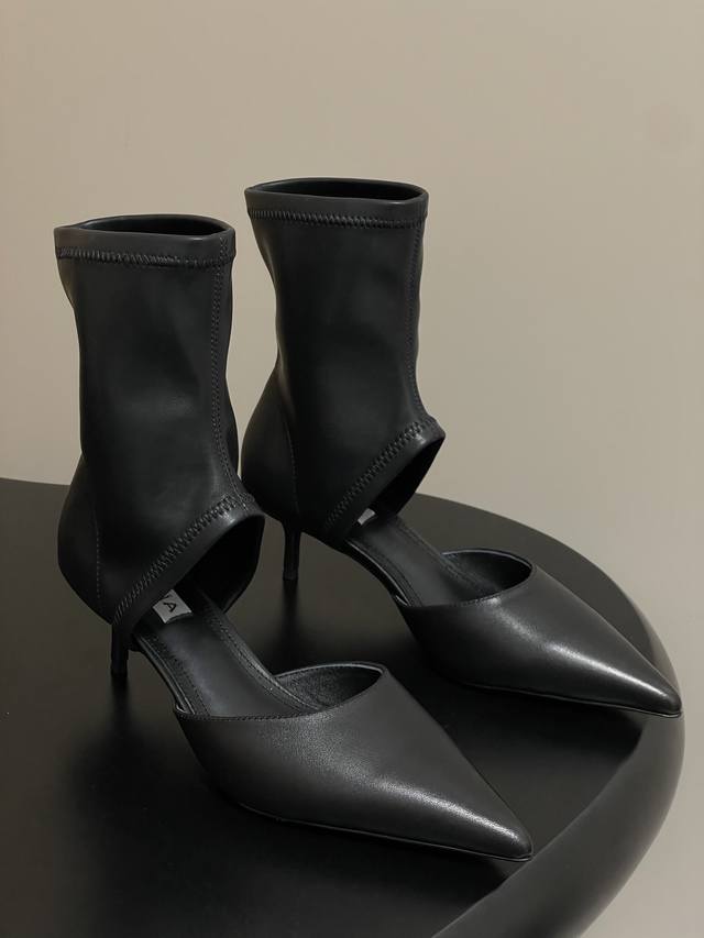 2025 Early Fall New Alaia Stretch Suede Ankle Boots with Pointed Toe and Hollow
