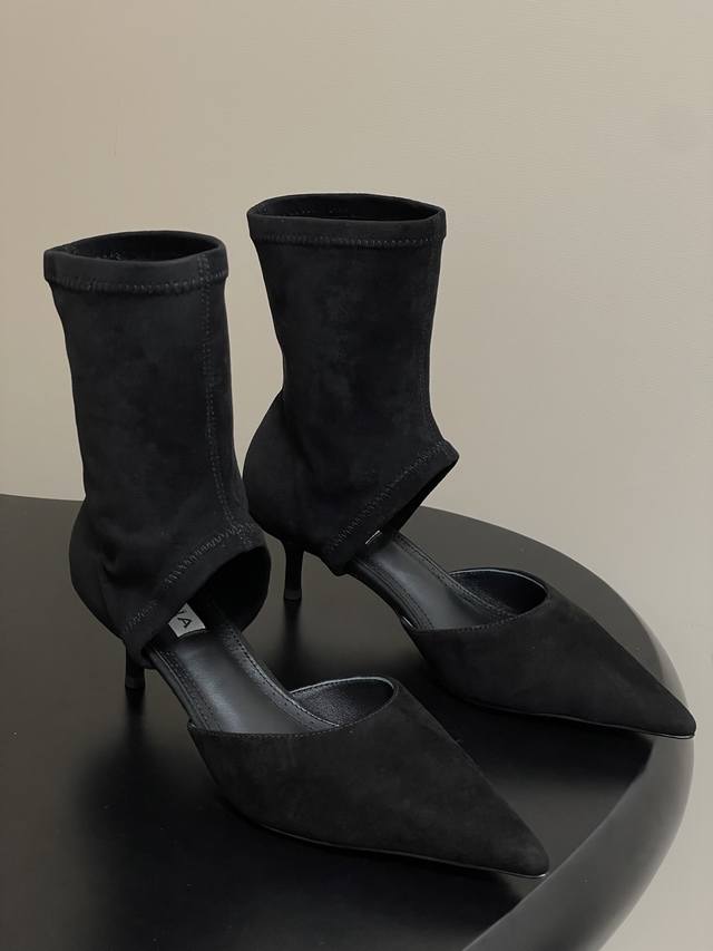 2025 Early Fall New Alaia Stretch Suede Ankle Boots with Pointed Toe and Hollow