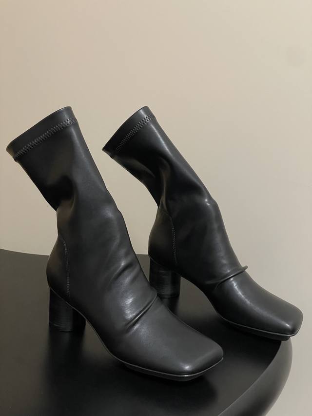 Niche fashion brand Uma Wang's 25Ss early fall new elastic round-heeled ankle bo