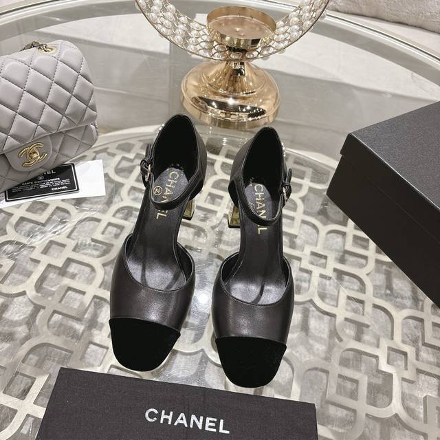 25Ss Early Fall new Chanel Mary Jane shoes with pearl double C buckle T-strap. T