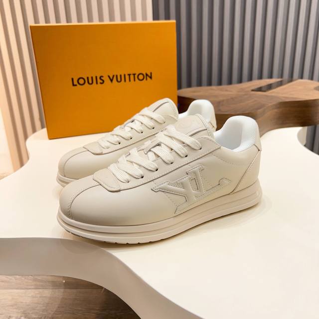 Louis Vuitton high-end, original casual sneakers. Upper: Nappa calfskin. Color-p