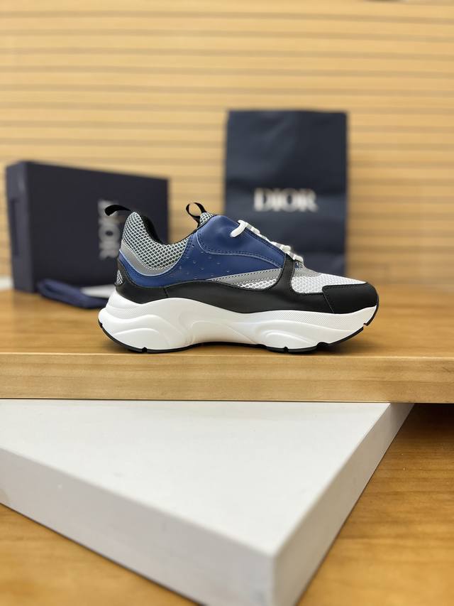 D's B22 men's sneakers. Inspired by vintage running shoes, the chunky low-top si