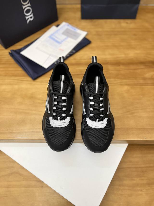B22 men's sneakers. Inspired by vintage running shoes, these chunky low-top silh