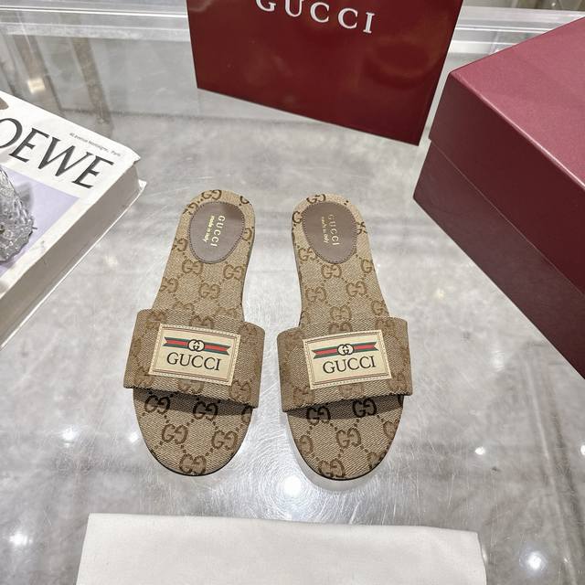 New Gg women's beach slide sandals. Defined by a light gold horse head detail, t