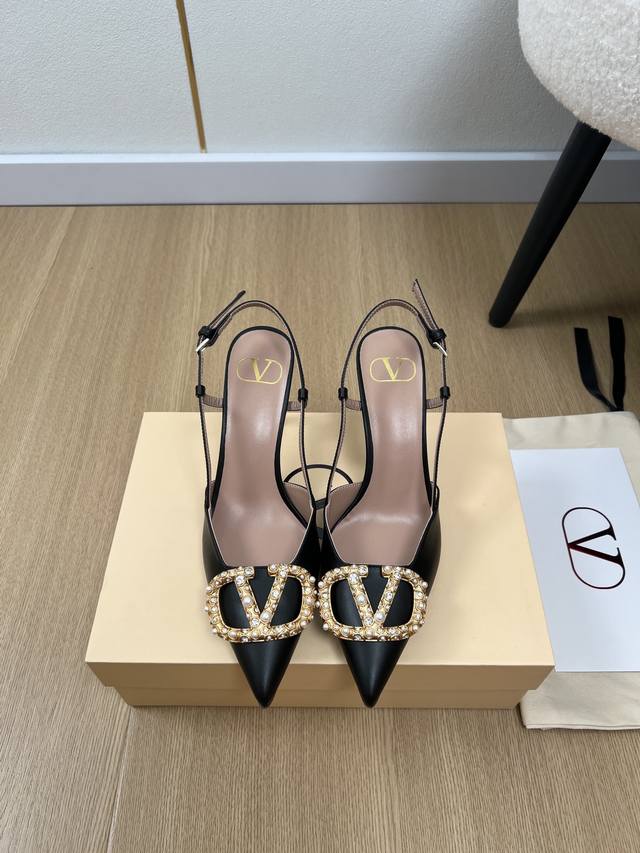 Valentino V home spring and summer new counter new large V pearl diamond buckle