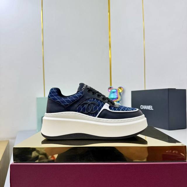 High Quality!!! Chanel 25A's latest thick-soled casual sneakers are available at