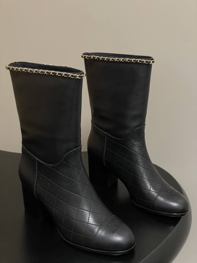 your youthful and playful side, or pair it with slim-fit jeans to create a casua