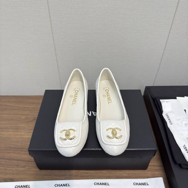 Chanel 25B new Mary Jane flat ballet slippers are going viral at the counters, w