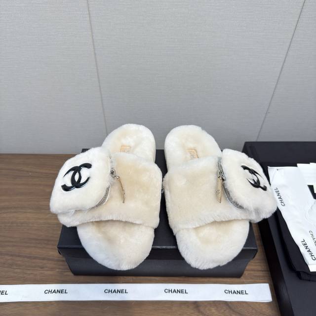 Chanel 25 Autumn/Winter Wallet Furry Slippers, thick-soled and fashionable, made