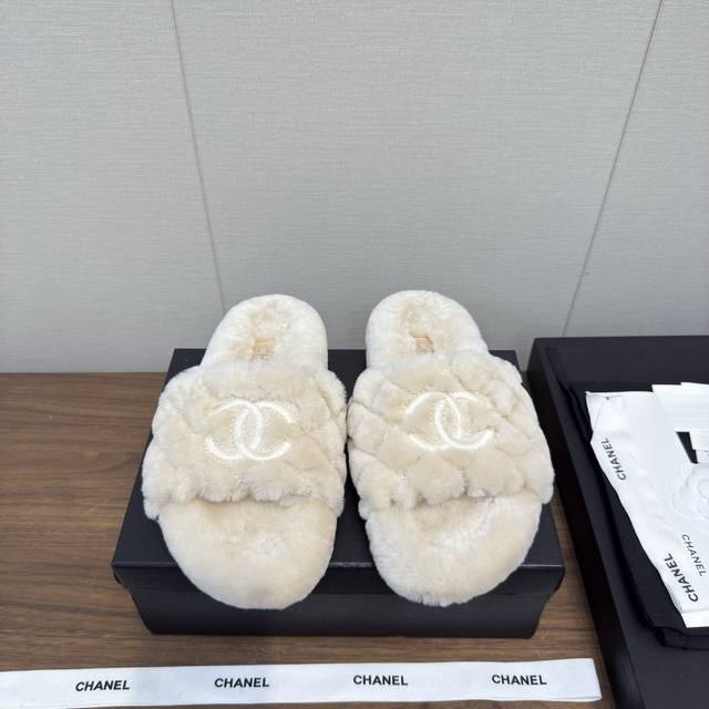 Chanel 25 Autumn/Winter Furry Slippers, thick-soled and fashionable, made of pur