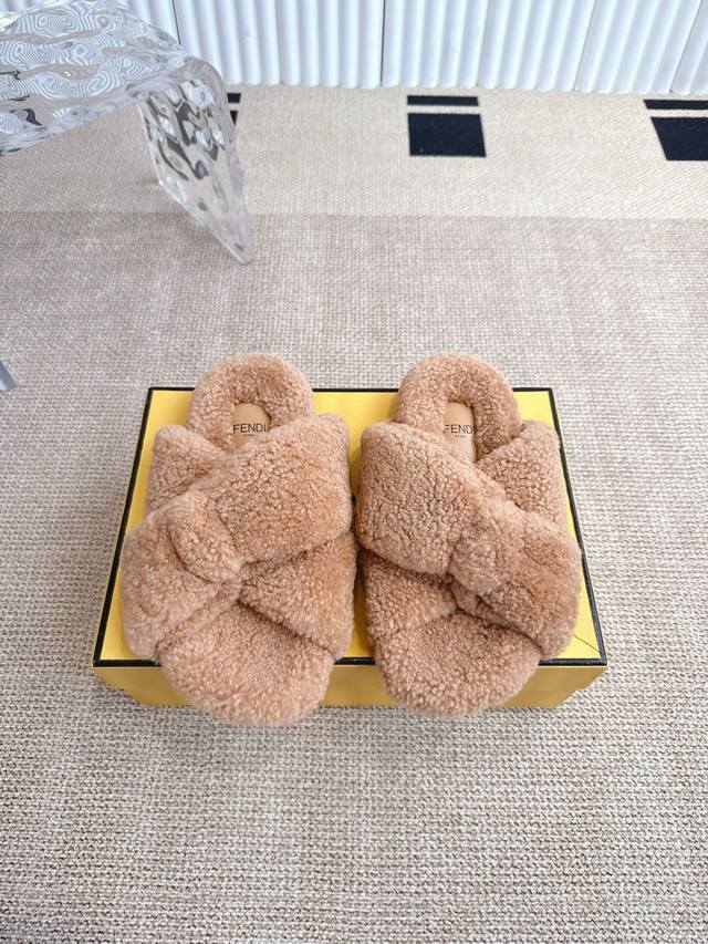 Fendi's new autumn and winter furry slippers are here! Authentic, original repli