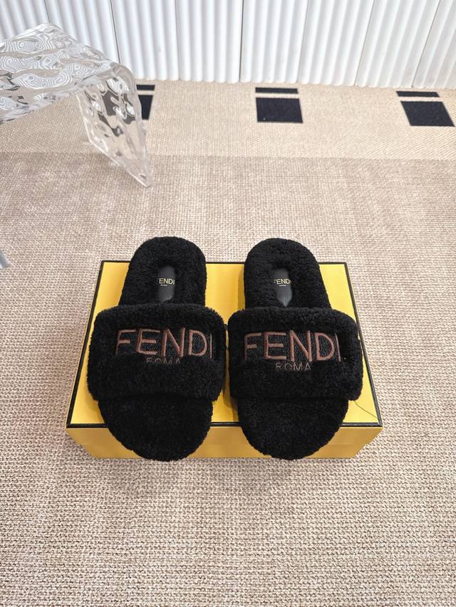 Fendi 25Ss new furry slippers are a must-have for fall and winter. They're not o