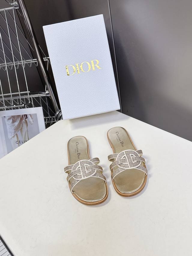 Dior's latest Spring/Summer 2025 CD slippers are highly recommended by celebriti