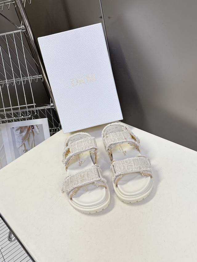 Dior's latest spring/summer Velcro sandals, highly recommended by celebrities an