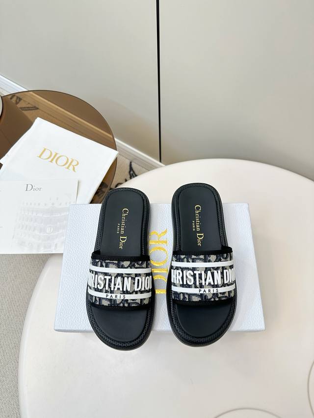 Dior 25Ss Epoxy D-shaped fabric monogram beach slippers. These Dior 25Ss slipper