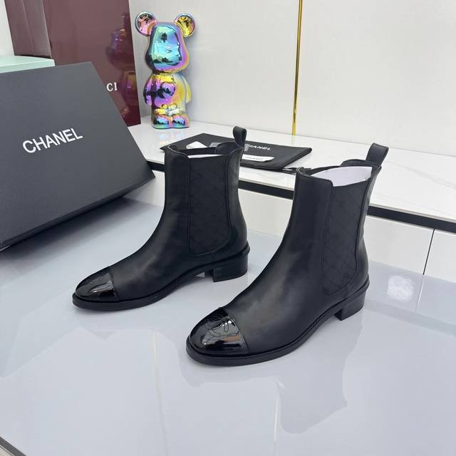 Chanel boots, the classic color matching, with a sense of luxury, the toe detail