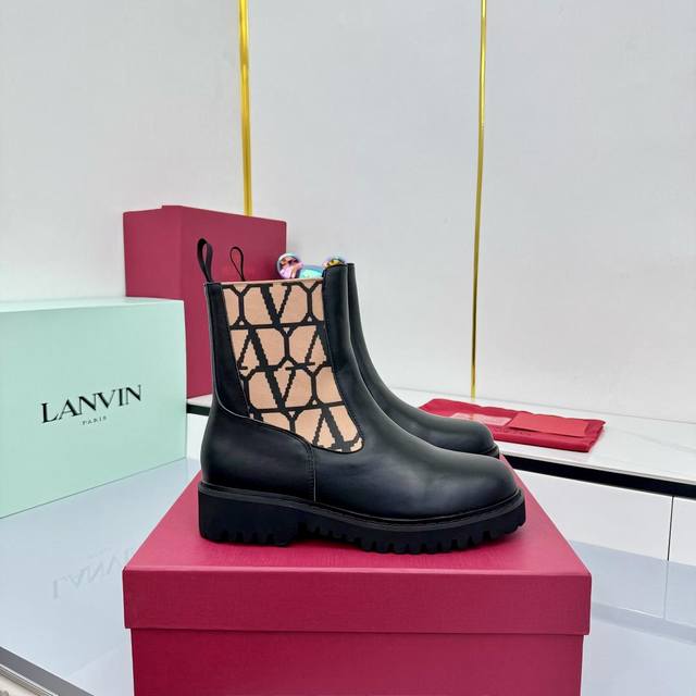 Valentino's latest V-neck boots with fire-rivet metal studs are luxurious and st