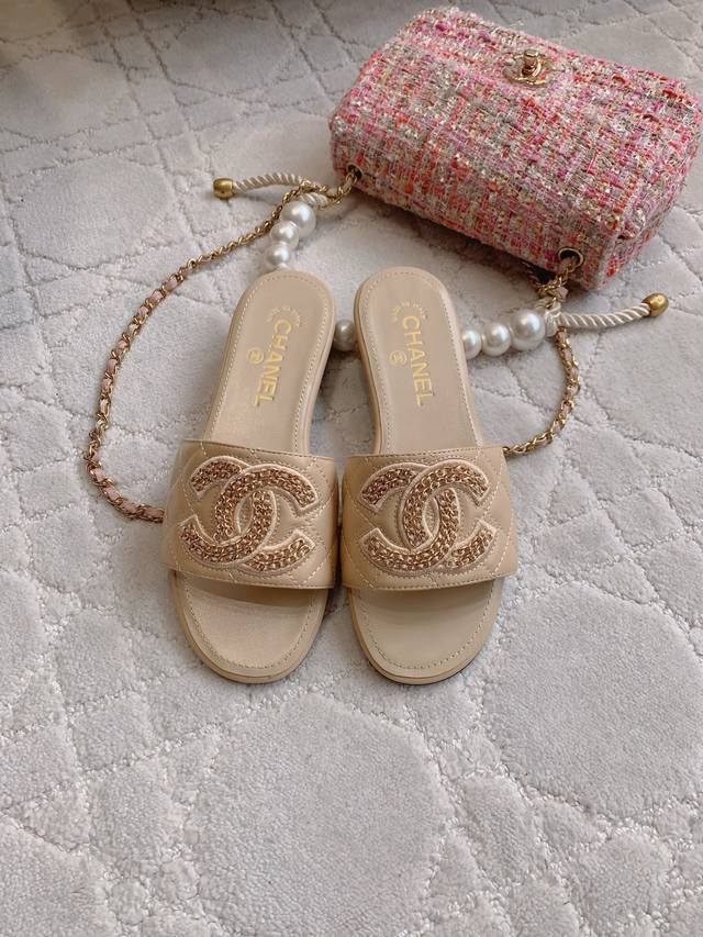 P Chane* new flat slippers, classic holiday style, double C logo embellishment,