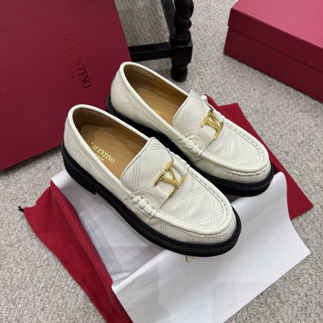 Dior Loafers, new unisex round-toe flat loafers from Dior's Fall/Winter 25 colle