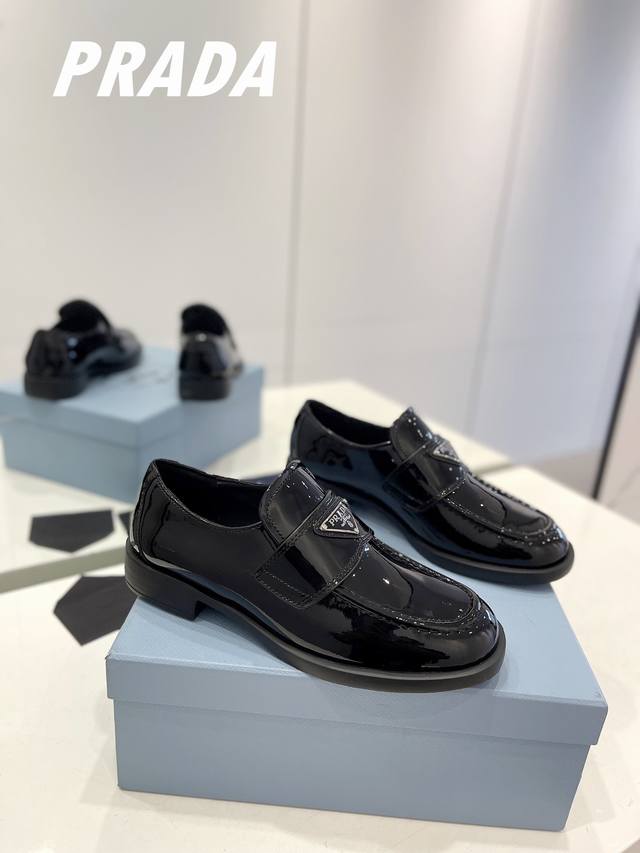 Factory P price top version Prada round toe triangle buckle loafer, the latest h