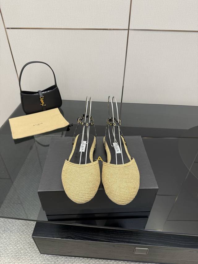 Alaa High Love triangle flat slippers. This pair is a must-have on the internet