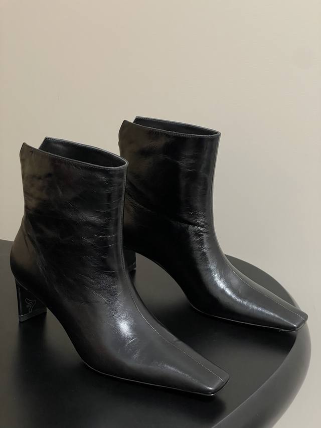 25Ss New Fall/Winter Khaite boots, a niche brand with a small square toe, are st