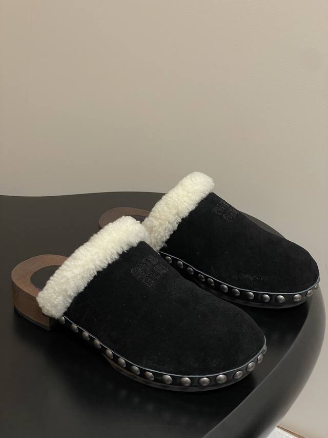 25Ss Autumn/Winter runway model, the Miumiu Miu Miu solid wood-soled wool half-s