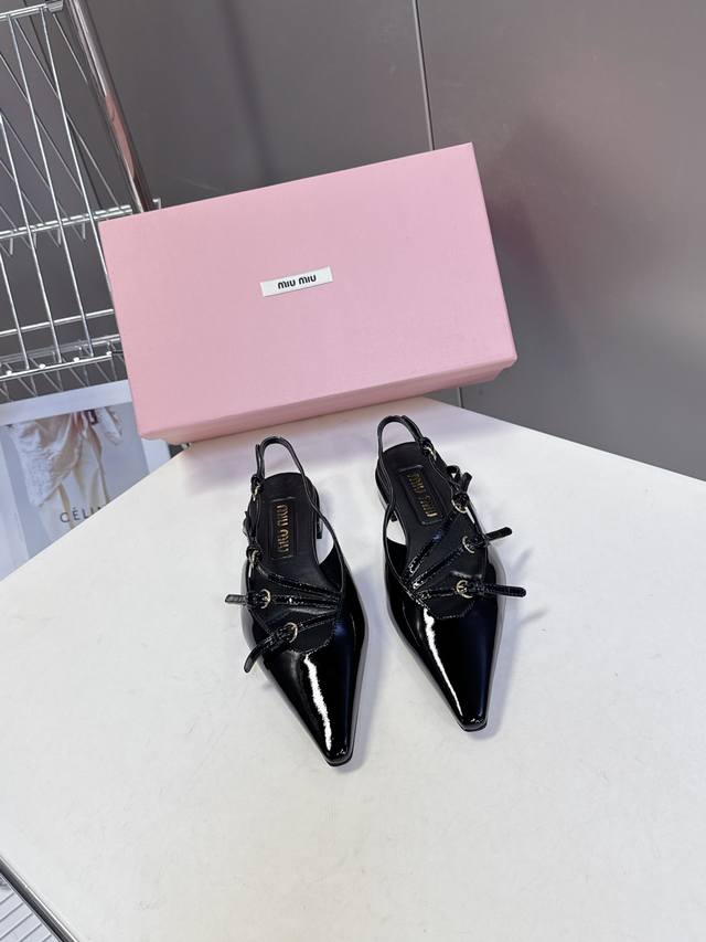 Miumiu's spring/summer runway-inspired pointed-toe fashion shoes are highly reco