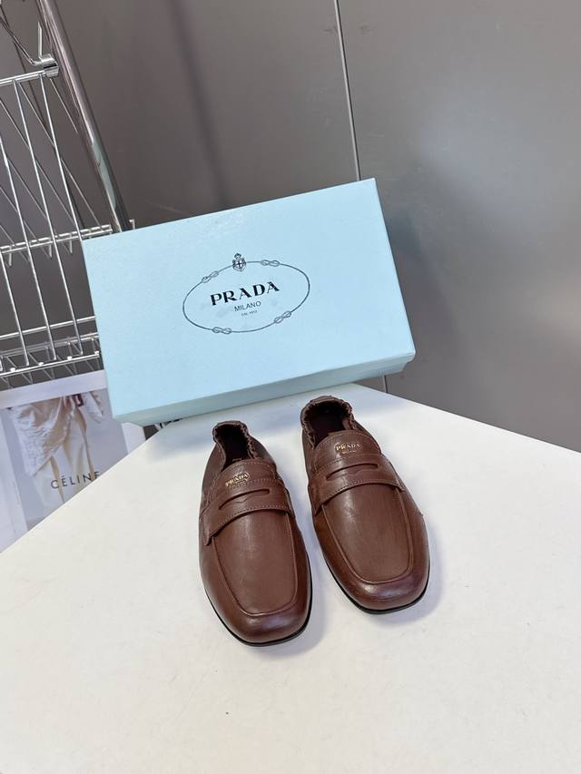 Prada's new 2025 autumn and winter loafers are incredibly popular, with celebrit