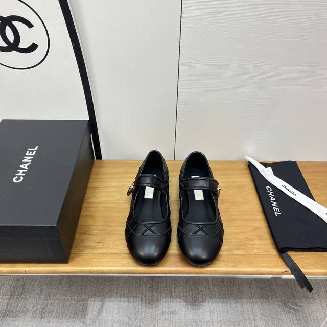 2025 Chanel shoes have been worn by numerous celebrities and influencers, and ar