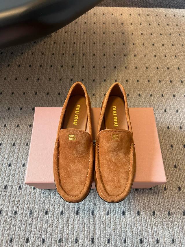 Miu Mi* 25Ss new round-toe loafer. This brogue features simple lines and a class