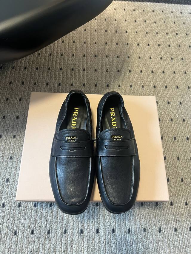 Prad* Prada's new loafers are both classic and versatile at first glance! You do