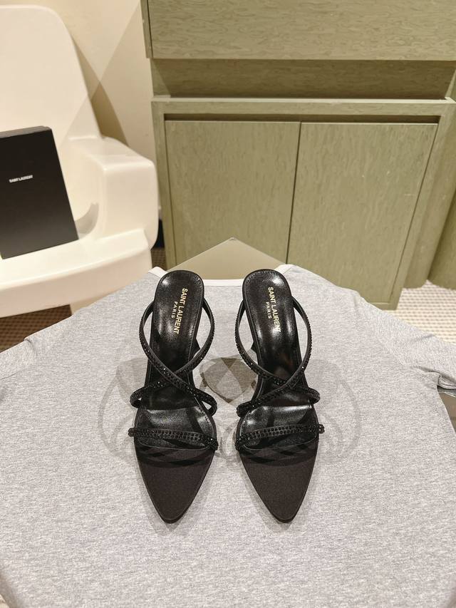 YSL Saint Laurent's latest collection of high-quality, premium-quality shoes!