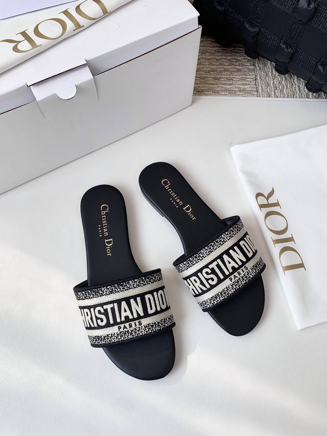 Dio* classic embroidered rhinestone lettering block heel flat slippers.. High qu